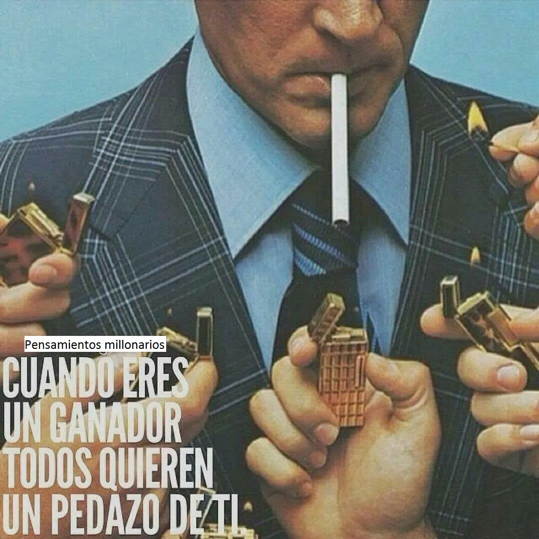 Se ve a un hombre con un traje gris y una corbata azul fumando un cigarrillo. Tiene varios encendedores en las manos.
